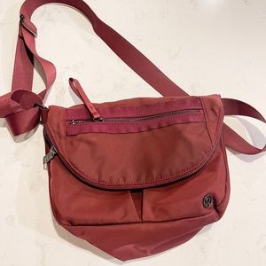 Lululemon festival bag (maroon)